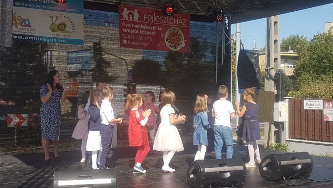 Pajkos Utcabálon az Ezüstfenyő épületünk Piros alma csoport gyermekei
