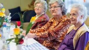 Húvéti ajándékot kaptak a kerület idősei